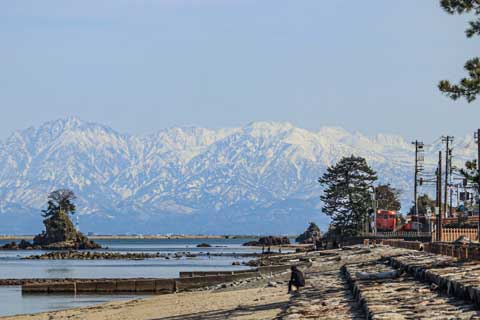 雨晴海岸から見た立山連峰